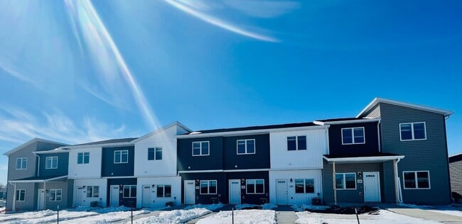 Building Photo - Townhome 2 Blocks from Legacy High School!