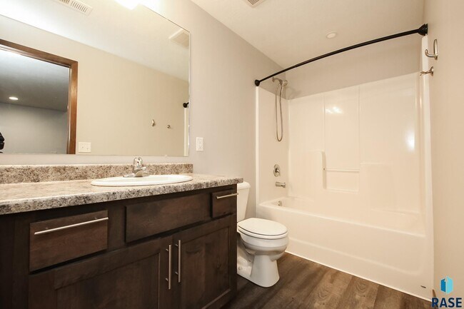 Building Photo - 2714 E Sunburst Dr