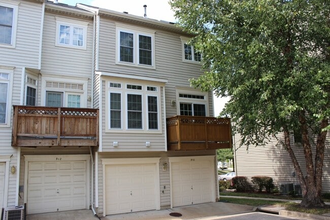 Building Photo - Lovely 3 Bedroom 2.5 Bath Townhome with De...