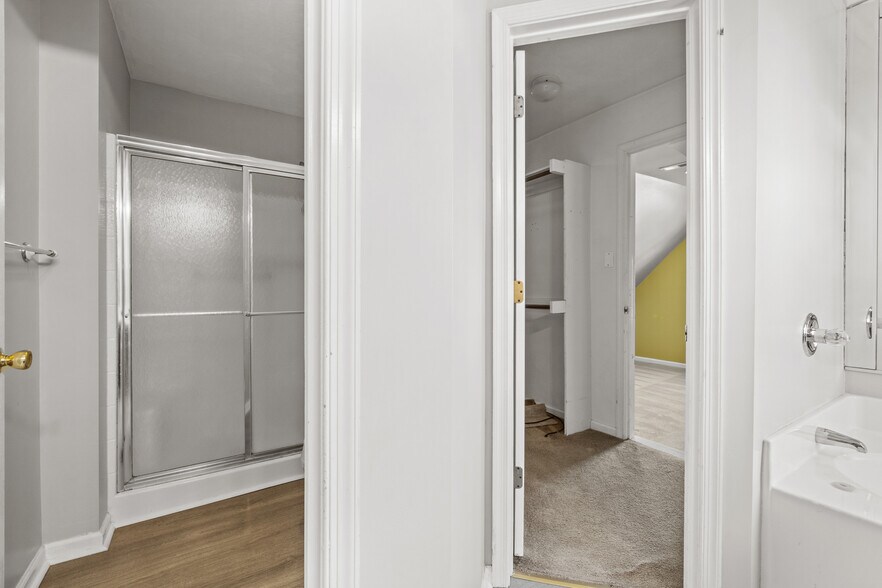 Building Photo - 305 Hidden Falls Ct