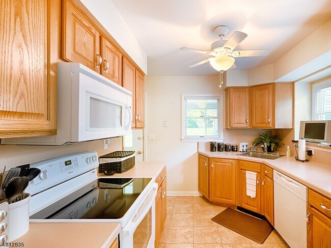 Building Photo - 32 Maple Ave