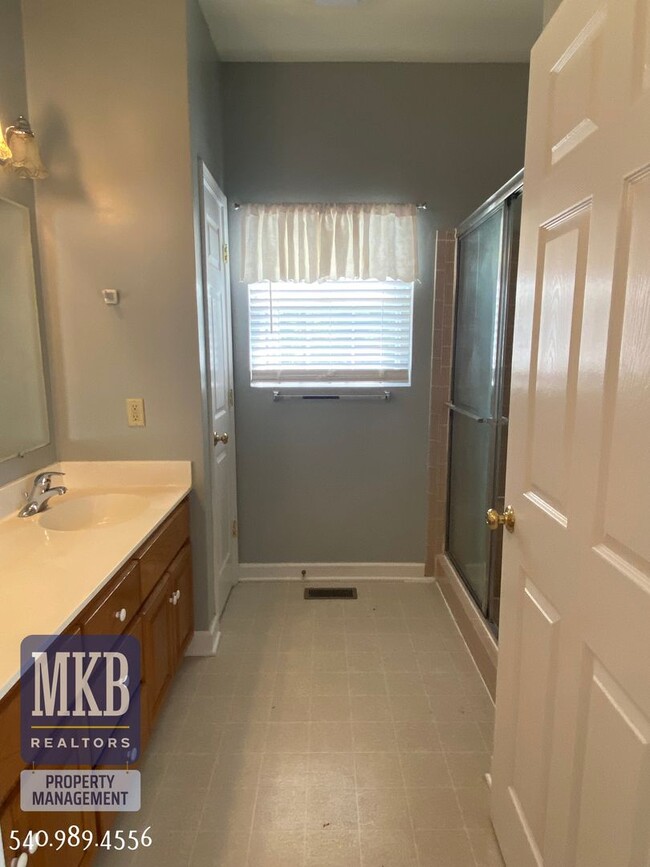 Building Photo - 3 bedrooms 3 baths Patio Home in Roanoke C...