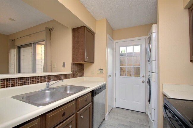 Building Photo - 10615 Briar Forest Dr