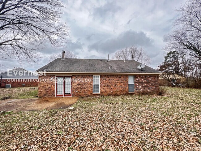 Building Photo - Limited Time Special Offer / 3 Bed, 2 Bath Home with Off-Street Parking / Pet-Friendly / Coming S...