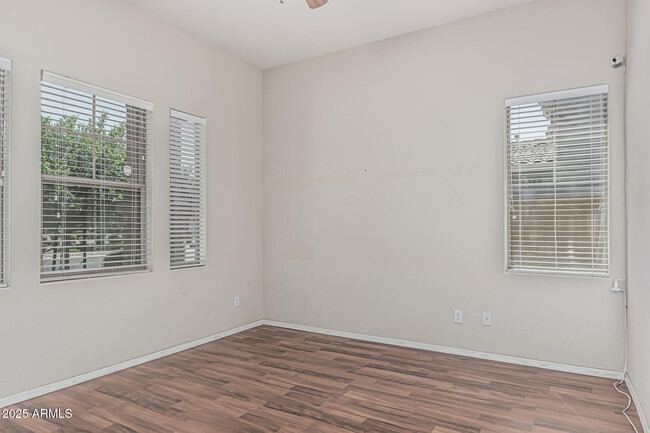 Building Photo - 1242 E Strawberry Dr