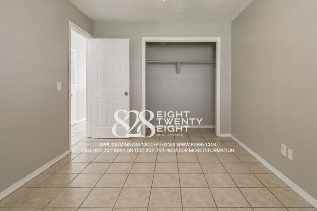 Building Photo - 2 Bed/1 Bath Triplex Home in Noble