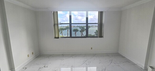 Building Photo - 2600 N Flagler Dr