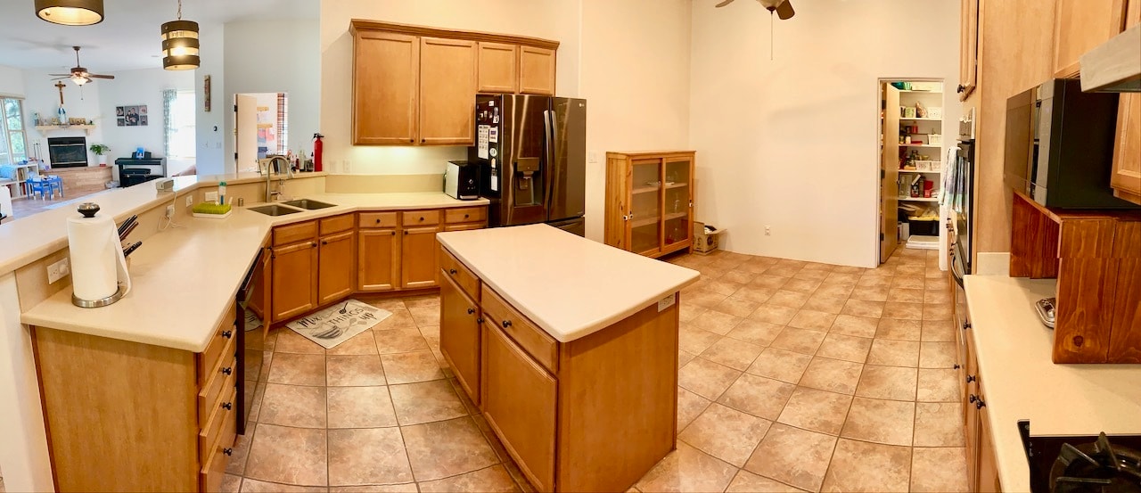 Huge modern kitchen, stainless appliances - 4750 Quemazon