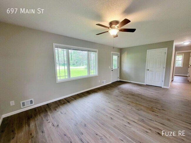 Building Photo - 697 Main St