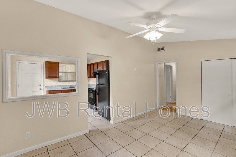 Building Photo - 1165 Denaud St