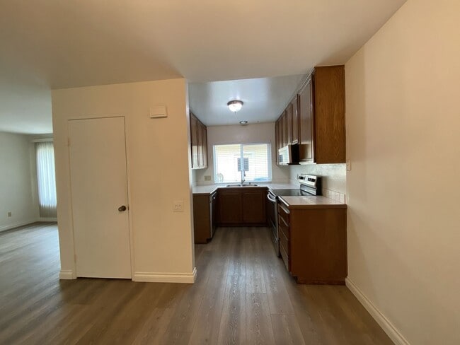 Building Photo - 2+bd/1ba Single Story Duplex Minutes Drive...