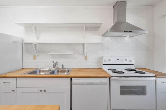 Building Photo - $500 off! Updated, upstairs 2-bdrm/1-bath triplex apt—On-site w/d, off-street parking, near downt...