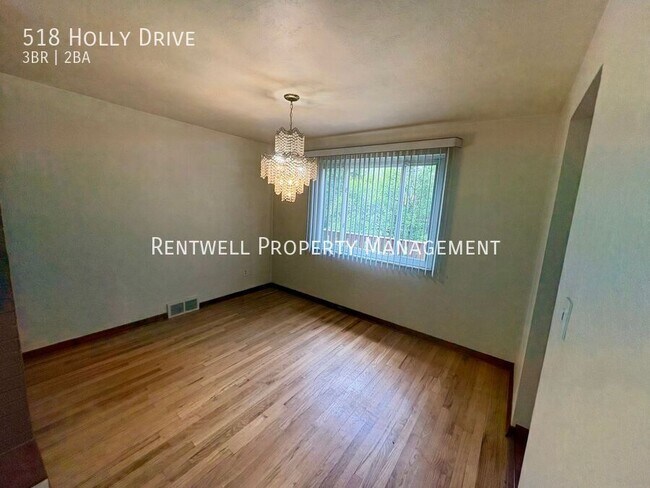 Building Photo - 518 Holly Dr