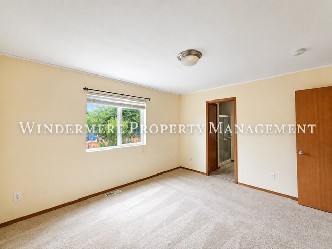 Building Photo - 3005 NE Yale Way