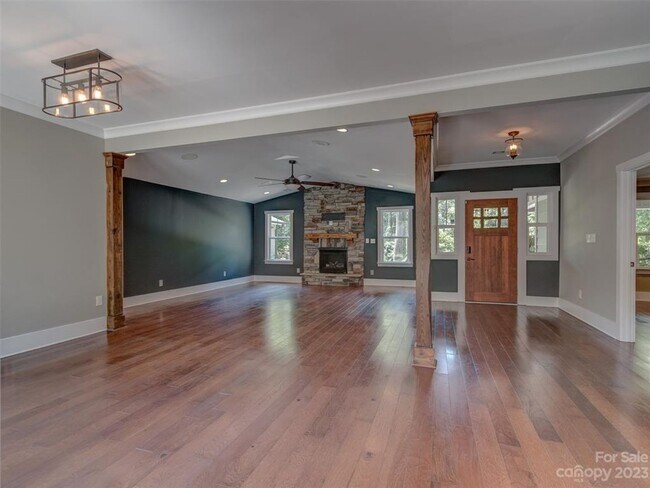 Building Photo - Amazing, Sprawling Ranch in Cotswold!