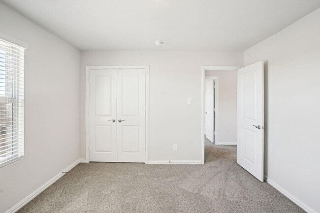 Building Photo - 516 Ezra Ln