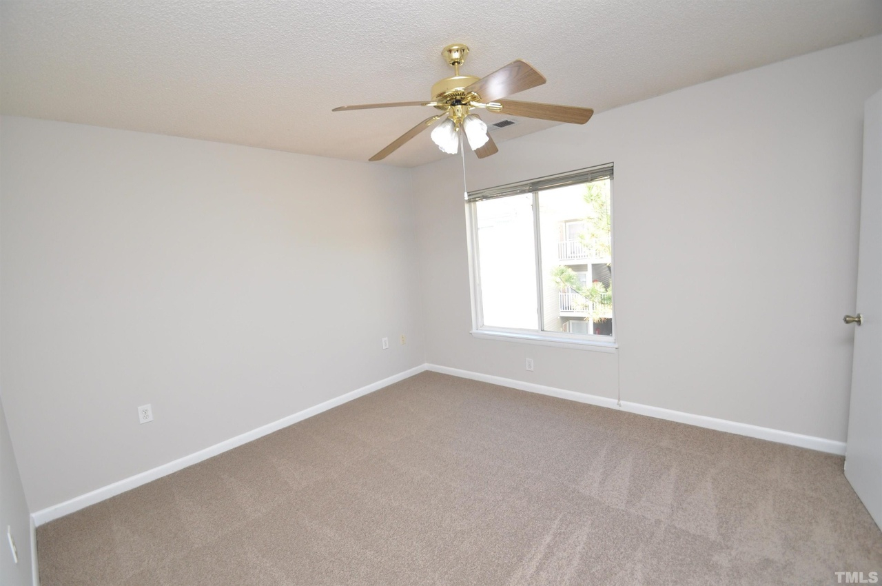 Building Photo - Room in Condo on Crab Orchard Dr