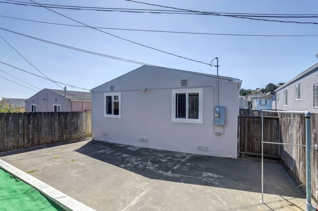 Building Photo - Updated & super clean 3 Bed/ 2 Bath Daly City home. YouTube Tour!