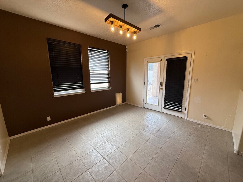 Building Photo - 6400 Freemont Hills Loop NE