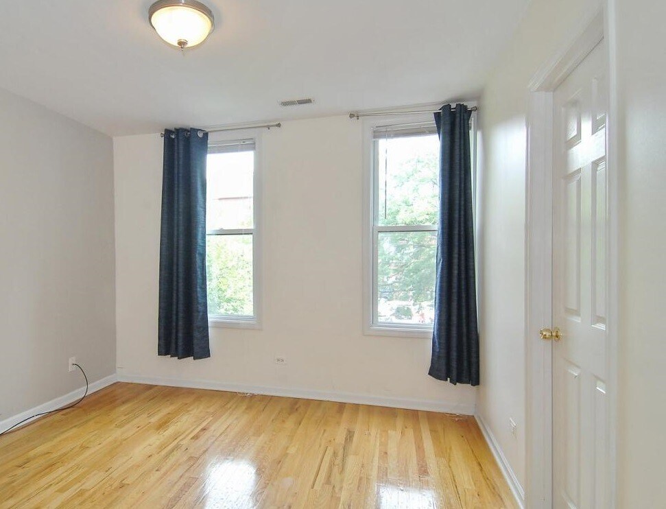 Building Photo - 1433 W Oakdale Ave
