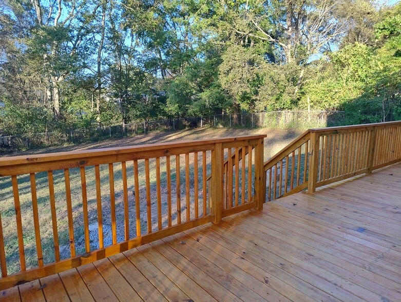 Building Photo - 121 Robinhood Cir