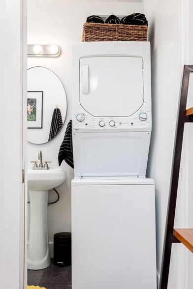 Building Photo - 205 Third Street Southeast-SI ID1502045P