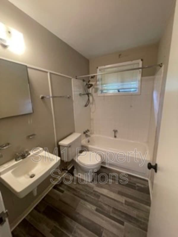 Building Photo - 2212 Willow Rd