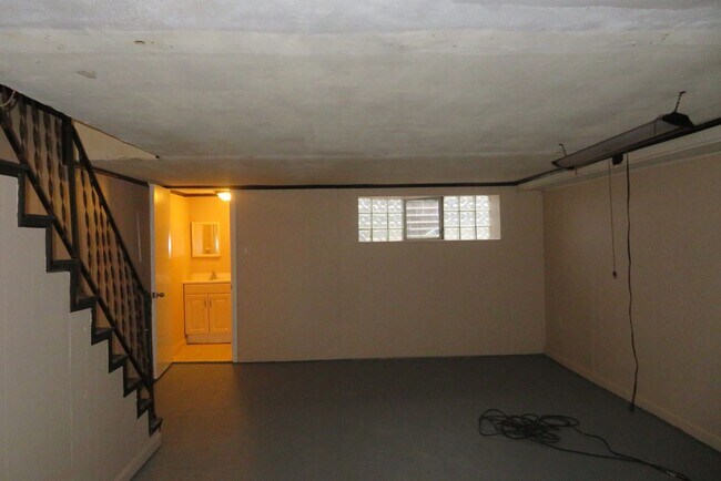Building Photo - 1031 Disston St