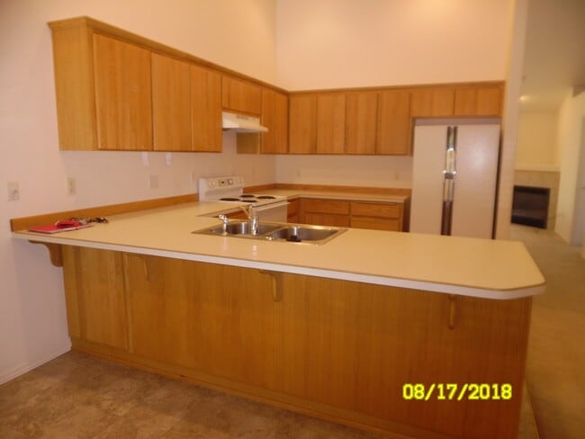 Building Photo - 565 NW Meadows Dr