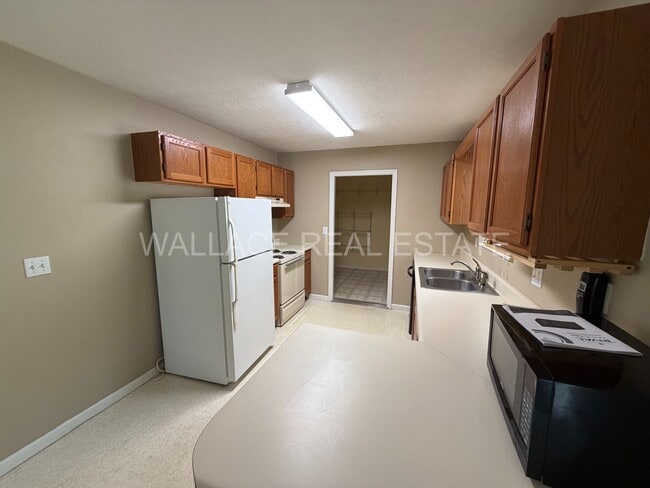 Building Photo - HALLS HAS IT -- ALL ONE LEVEL 3 BEDROOM HOME!!