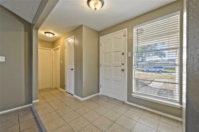 Building Photo - 1942 Myrna Ln