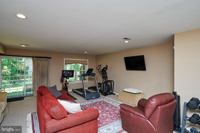 Building Photo - 138 Whispering Oaks Dr