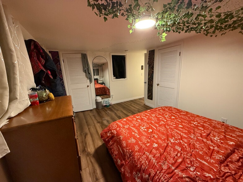 Building Photo - 688 Montrose Ave