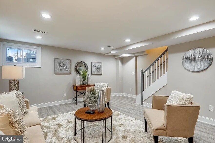 Building Photo - 724 Oneida Pl NW