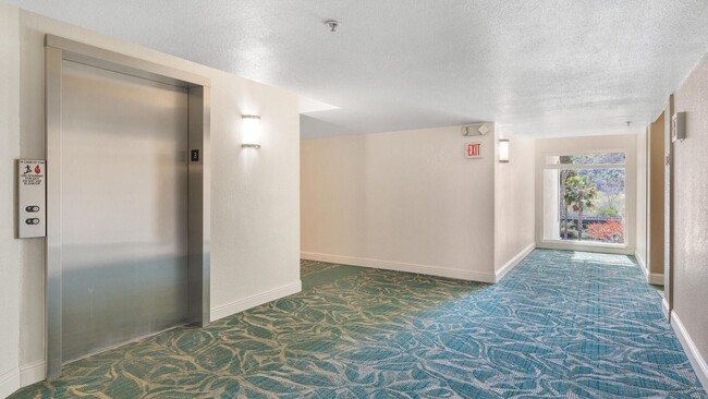 Building Photo - Lovely 1 bedroom Condo in Top-Rated Complex