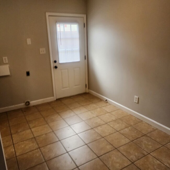 Building Photo - Remodeled 2 Bedroom Townhouse FOR RENT