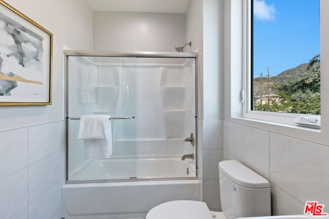 Building Photo - 15106 Roxford St