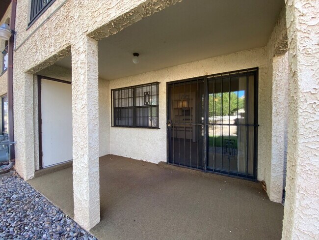 Building Photo - 1BR/1Bath Condo w/Single Car Garage