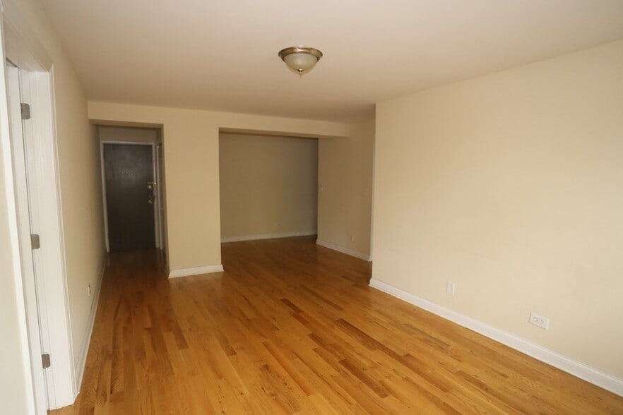 Building Photo - 450 W Barry Ave