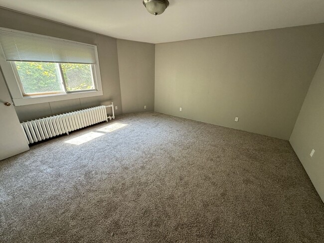 Building Photo - St. Anthony Park ! Rarely Available ! 2 Be...