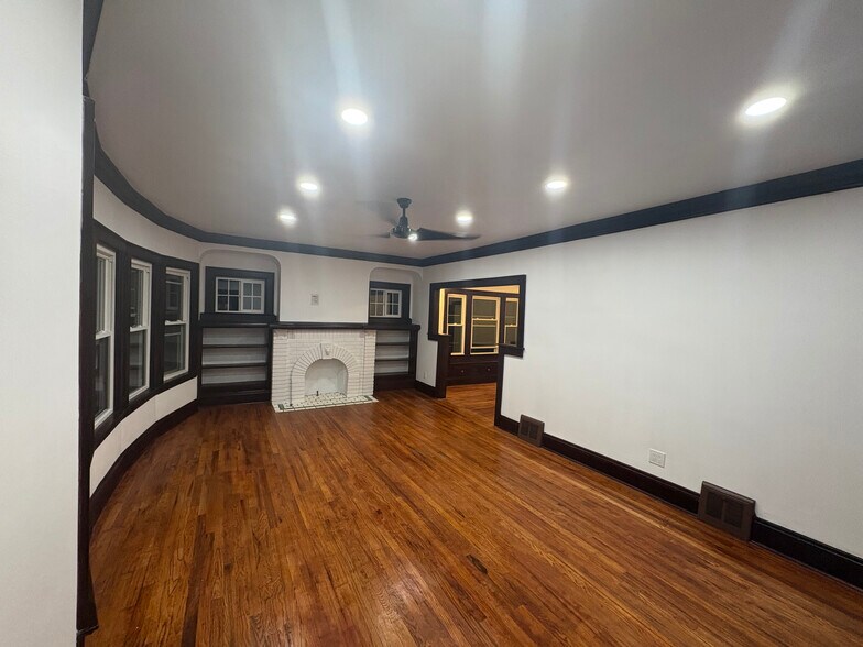 Building Photo - 3568 E 153rd St