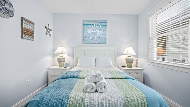 Building Photo - 701 E 8th St