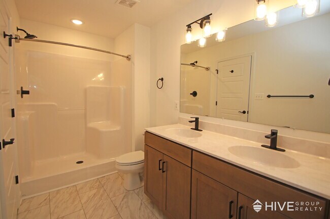 Building Photo - Beautiful End-Unit Townhouse with Pond Vie...