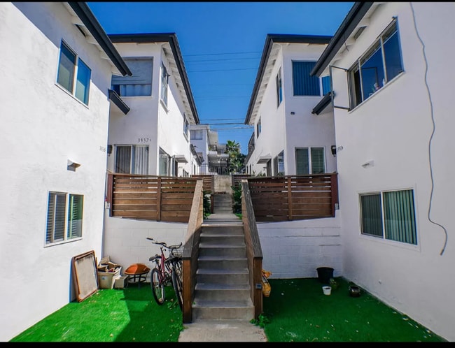 Building Photo - 3931 Riviera Dr