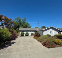 Building Photo - Beautiful 3 bedroom, 2 bath home available now