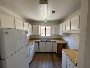 Building Photo - La Tierra Garden Apartments (2 Bed 1 Bath)