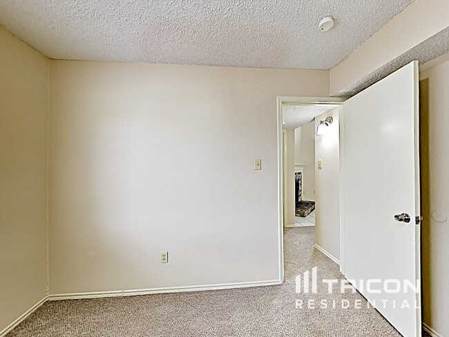 Building Photo - 3301 Plantation Ln