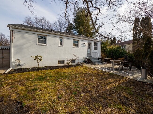 Building Photo - 2702 Navarre Dr