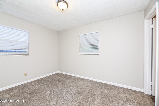 Building Photo - 10962 Luana Dr N