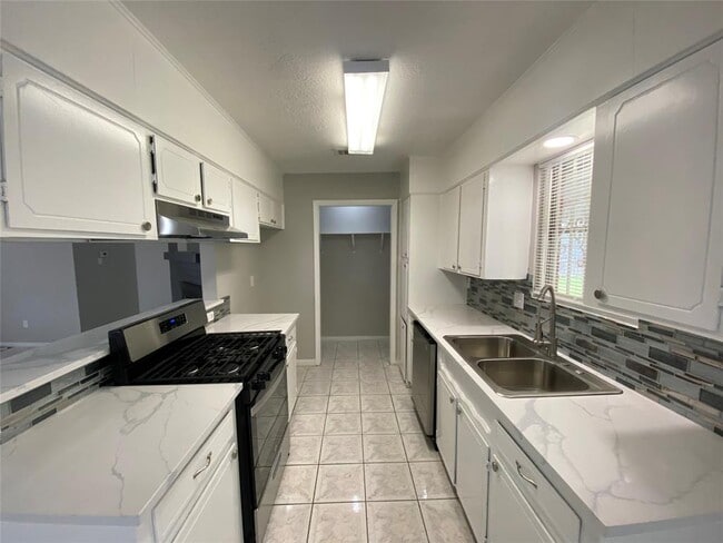Building Photo - 12730 Labelle Ln